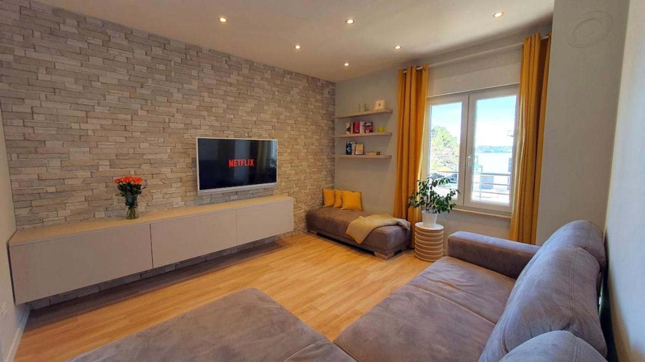 מאלי לוסיניי Beautiful View Apartment With Garage Space מראה חיצוני תמונה