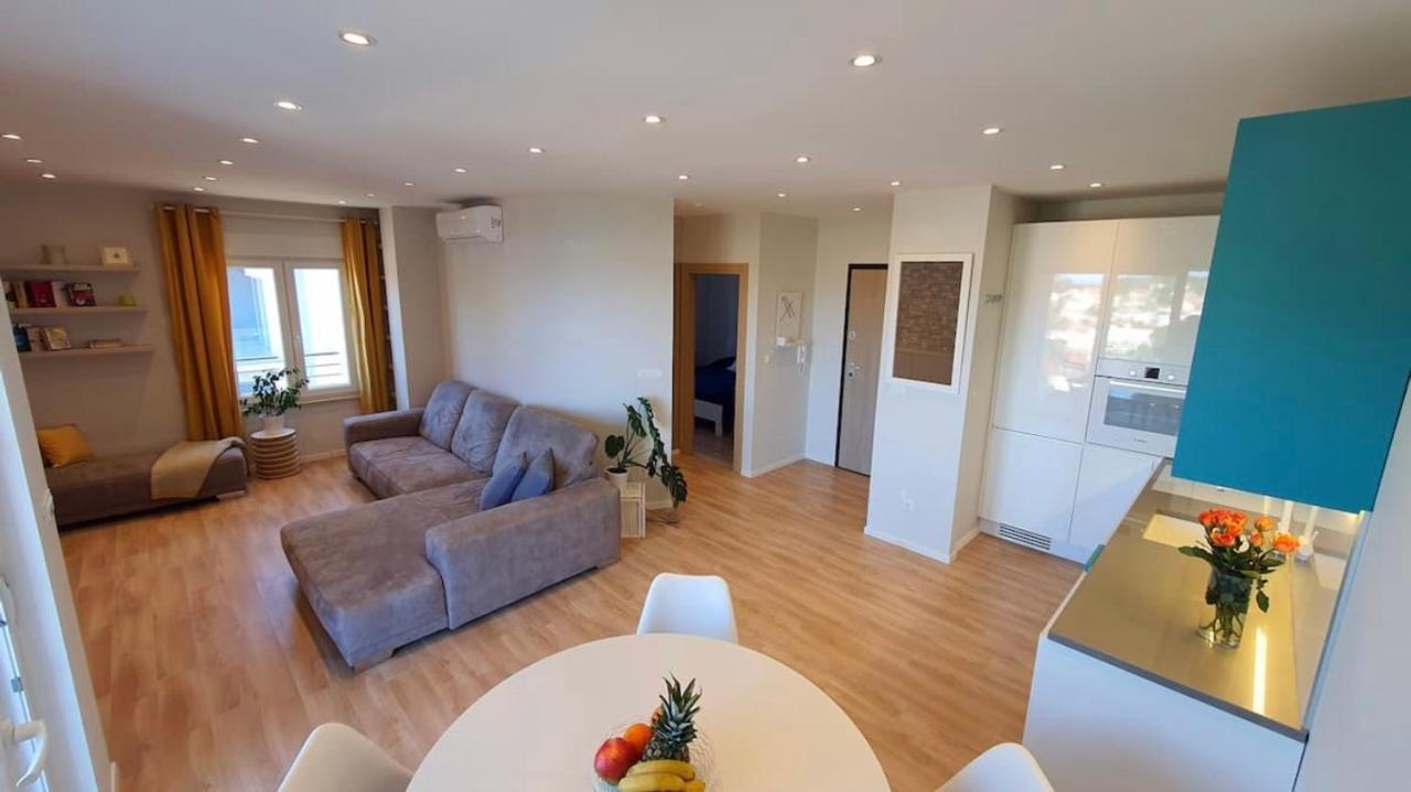מאלי לוסיניי Beautiful View Apartment With Garage Space מראה חיצוני תמונה